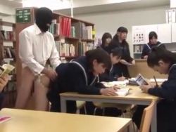 図書館で勉強している優等生JKの時間を止めて挿入するSEX動画