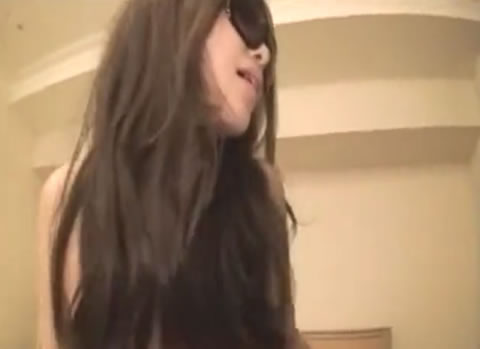 サングラスで顔を隠してセックスする巨乳お姉さんのハメ撮り動画