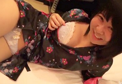 関西弁が可愛いJDが浴衣姿でオッパイ晒してフェラしてる動画