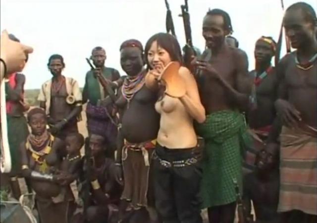 アフリカ裸族村にAV女優を潜入させた結果SEXされ捲った動画