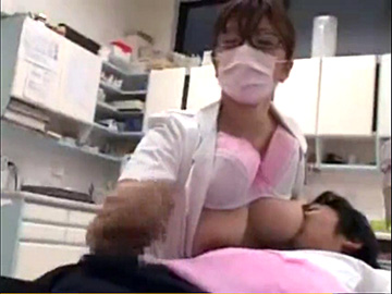 素人盗撮エロ動画で治療中に爆乳歯科助手さんに勃起チンポ見せてみたら発情授乳手コキ